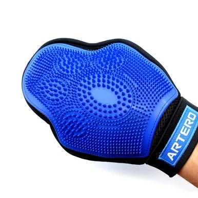 Blue grooming glove with textured surface and 'ARTERO' branding on a white background